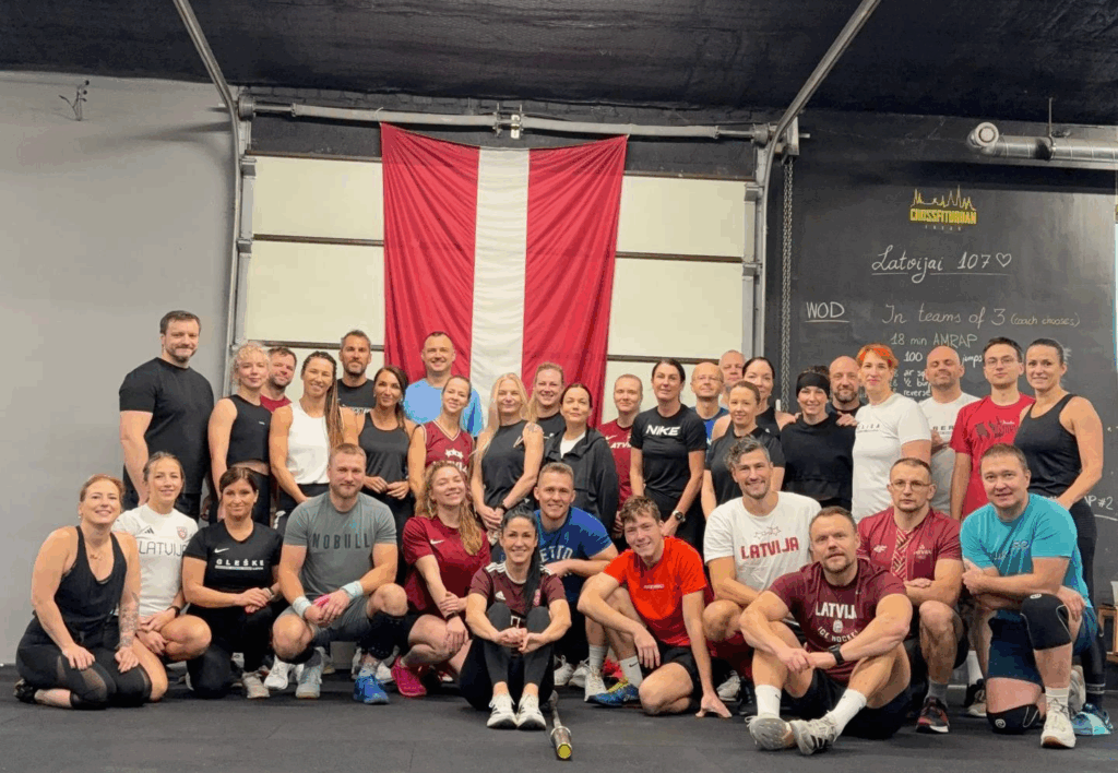 CrossFit Urban Tribe komandas kopbilde pie Latvijas karoga – treniņš vienotībā, patriotismā un komandas garā.