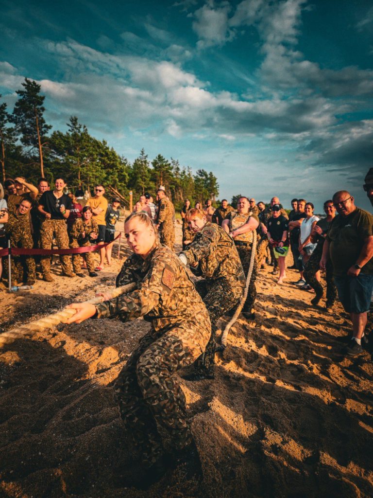 Latvijas dzimšanas dienas treniņš. Mūsu Zemessardzes meitenes komandā piedalās virves vilkšanā pludmalē, demonstrējot spēku, disciplīnu un komandas garu.